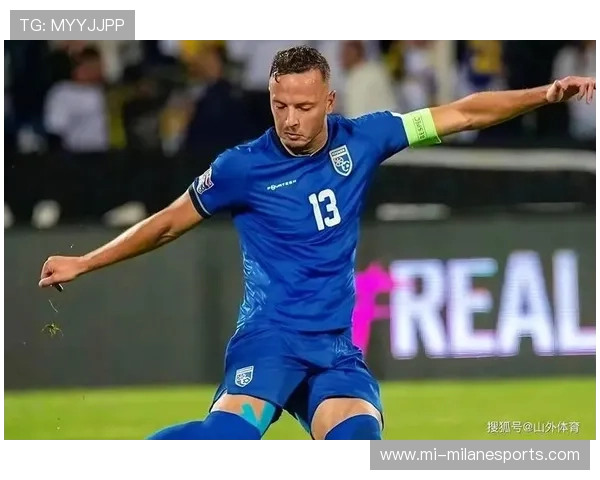 足球球星激烈比赛后擦汗瞬间定格 展现坚韧与专注的无声魅力