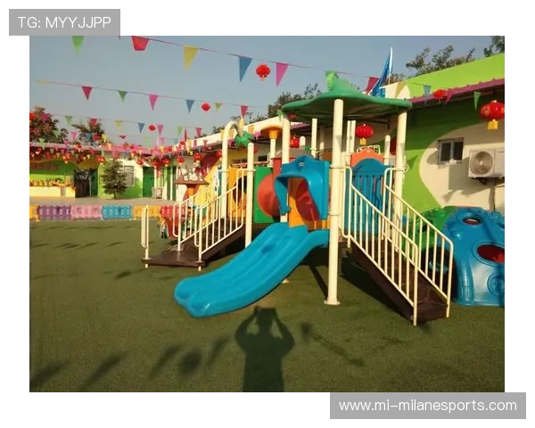 足球高颜值男球星正脸特写，展现阳光魅力与运动风采